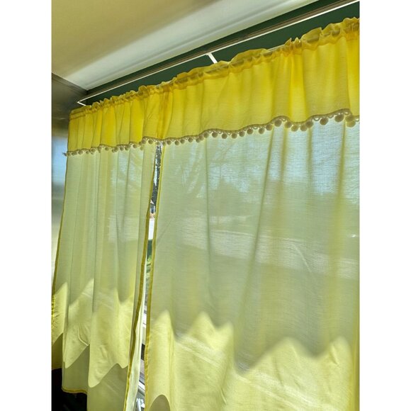 Vintage 70s double curtains with white pompons, solid sunny yellow panels - Picture 4 of 9